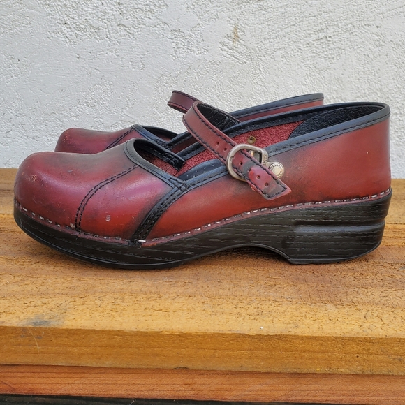 Dansko Size 38 red maroon strap clog buckle good used condition - Picture 3 of 8